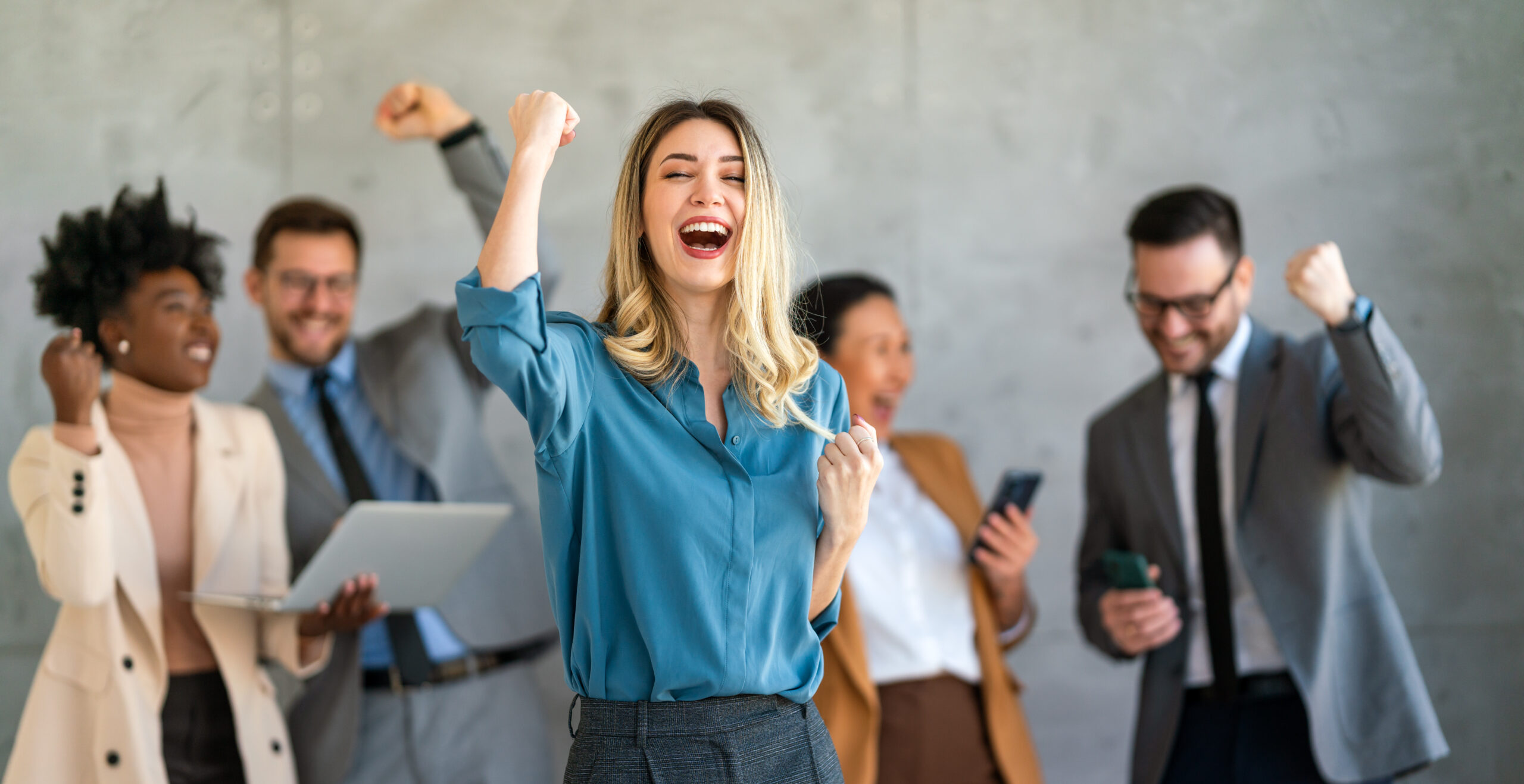 Gruppe von kommunalen Fachkräften feiert gemeinsam den Lernerfolg.