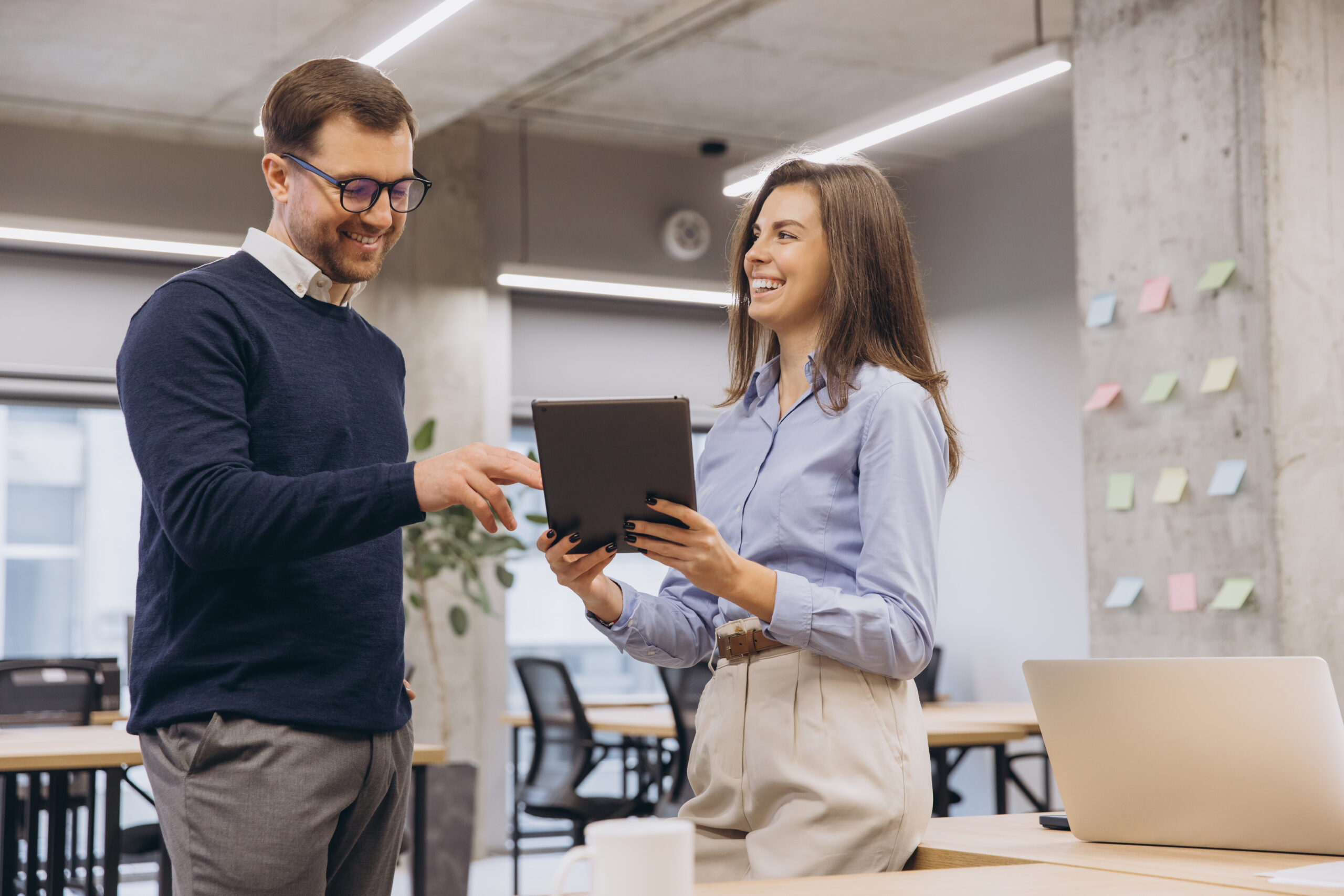 Kollegen besprechen kommunale Organisationsstrategien.